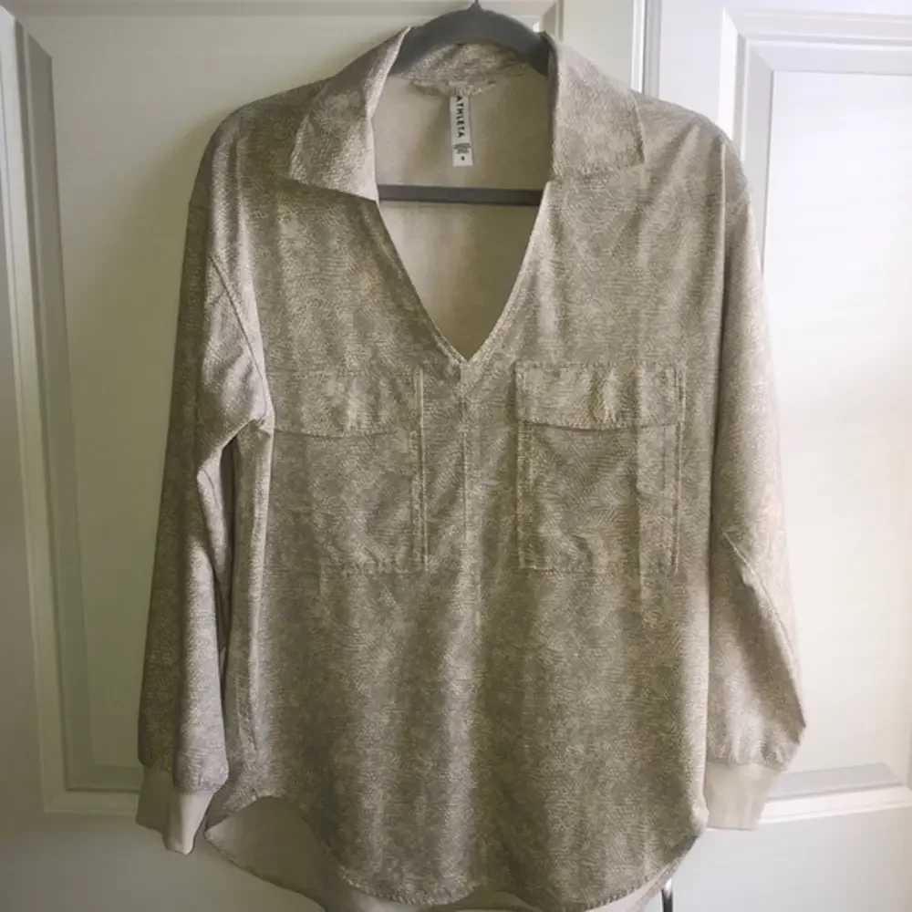 Athleta Zuma Print Top Blouse‎ V- Neck Small  Green
